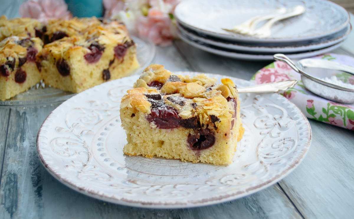 Einfacher Kirschkuchen vom Blech mit Mandeln