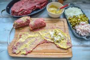 Rouladen mit Speck, Zwiebel und Gurke füllen