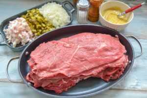 Zutaten Rinderrouladen, Senf, Speck, Zwiebel Gurke und Salz Pfeffer