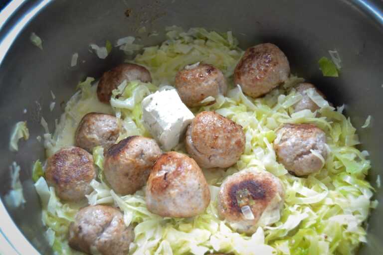 Spitzkohl zubereiten Rezept mit Mettbällchen - Kochen aus Liebe