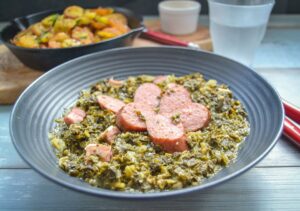 Grünkohl mit Mettwurst und Bratkartoffeln