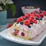 Biskuitroulade Grundrezept mit Beeren und Quark