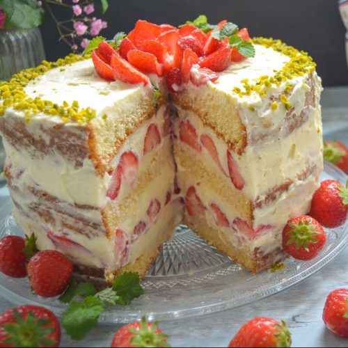 Erdbeerkuchen leckerer Biskuitboden mit Vanillepudding und frischen Erdbeeren