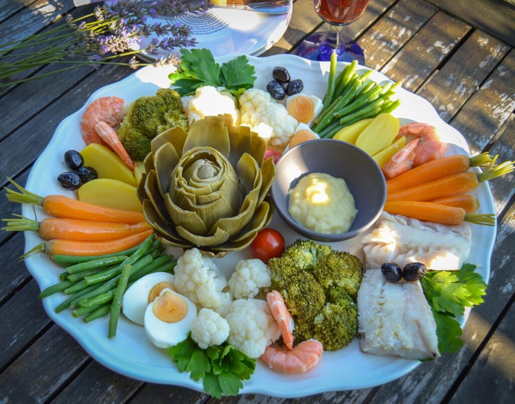 Original französisches Aioli Rezept mit Gemüse, Kartoffeln, Garnelen und Kabeljau