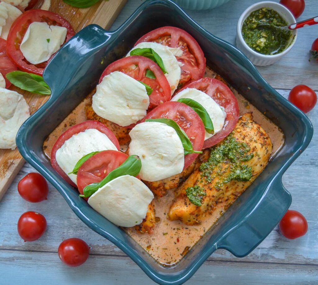 Saftige Hähnchenbrust im Ofen, mit Tomate, Mozzarella überbacken ...