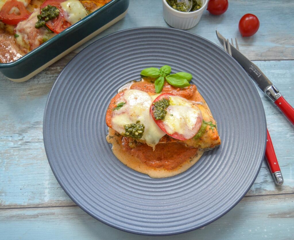 Lecker saftig Hähnchen Mozzarella Tomate im Ofen überbacken