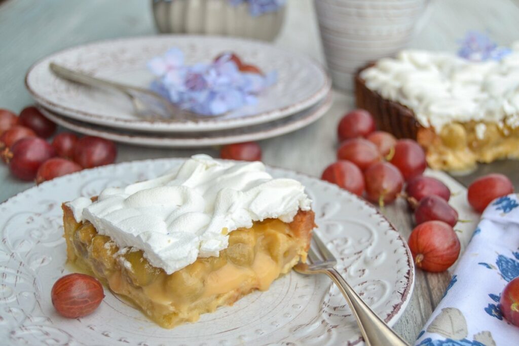 Omas Stachelbeerkuchen Rezept mit Baiser und Pudding 