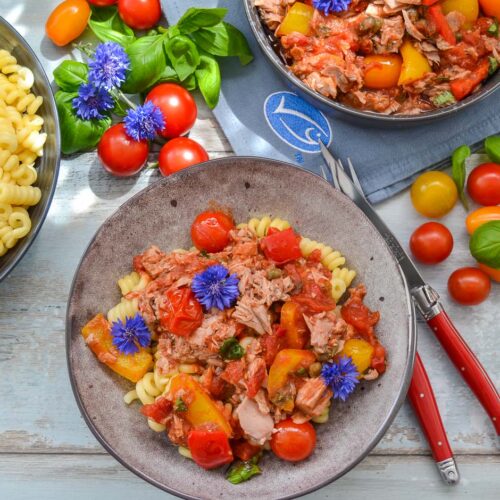 Nudeln mit Thunfisch, Tomaten und Paprika Sauce