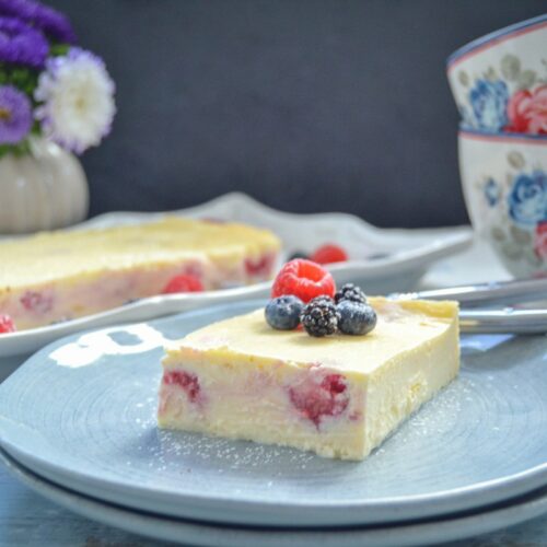 saftiger Käsekuchen vom Blech mit Himbeeren