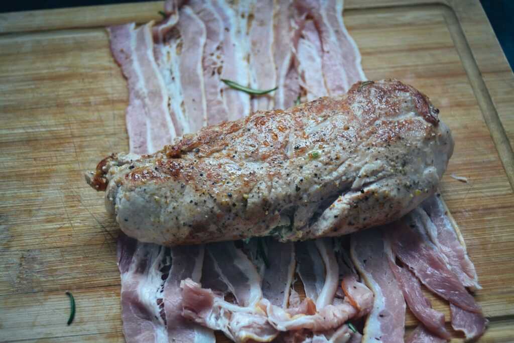 Mit Frischkäse gefülltes Schweinefilet im Speckmantel - Kochen aus Liebe