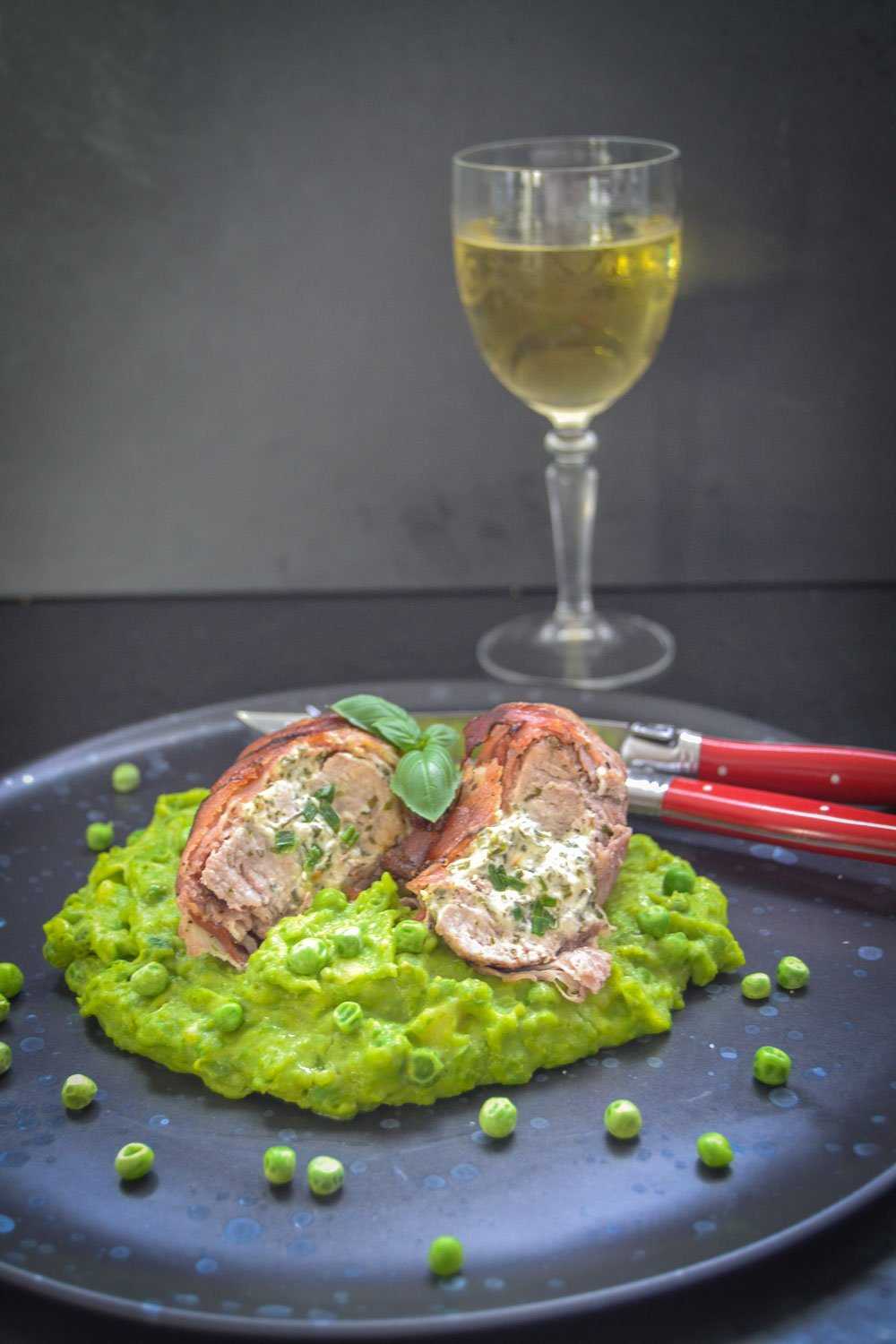 Mit Frischkäse gefülltes Schweinefilet im Speckmantel - Kochen aus Liebe