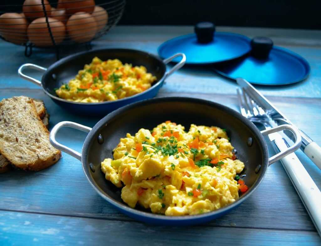 Leckeres Rührei Rezept mit Tomate und Lauch - Kochen aus Liebe