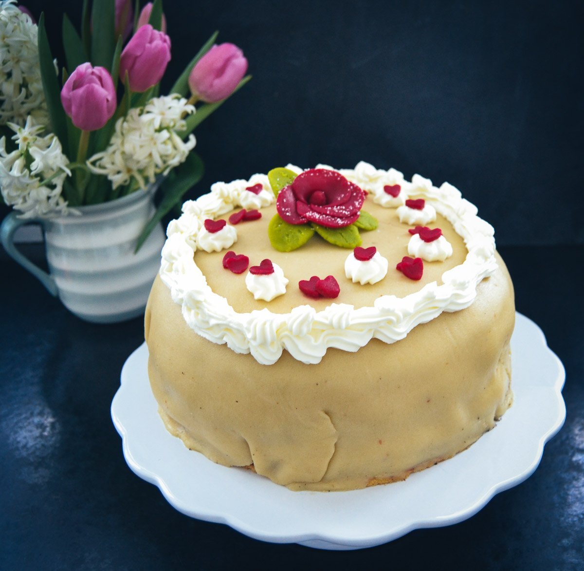 Marzipantorte mit Mohn und Kirschen - Kochen aus Liebe