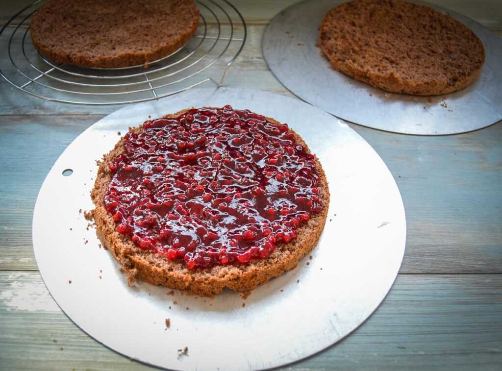 getränkter Nussbiskuit mit Preiselbeeren