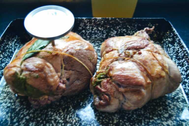 Rezept mit Kräutern gefüllte Lammkeule im Backofen geschmort - Kochen ...