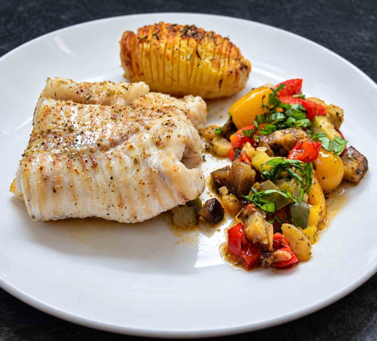 Dorschfilet mit mediterranen Gemüse und Fächerkartoffel