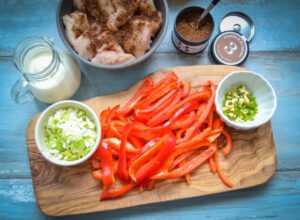 Hähnchen Stücke, rote Paprika Streifen, Sahne, Brühe, Knoblauch Lauchzwiebel und Gewürzmischung