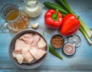 Zutaten Hähnchenbrust, rote Paprikaschoten, Sahne, Brühe, Knoblauch Lauchzwiebel und Gewürzmischung