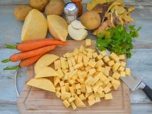 Steckrüben, Möhre, Kartoffel, Petersilie, Salz, Pfeffer