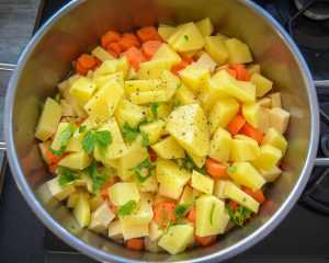 Omas Eintopf mit Steckrüben, Möhre und Kartoffeln