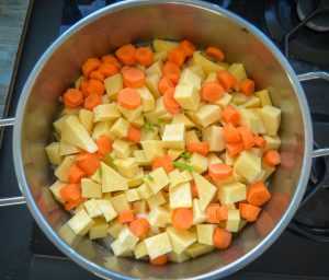 gewürfelte Möhren und Steckrübe kochen