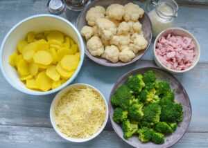 Zutaten Auflauf Blumenkohl, Brokkoli, Käse, Kartoffeln und Milch
