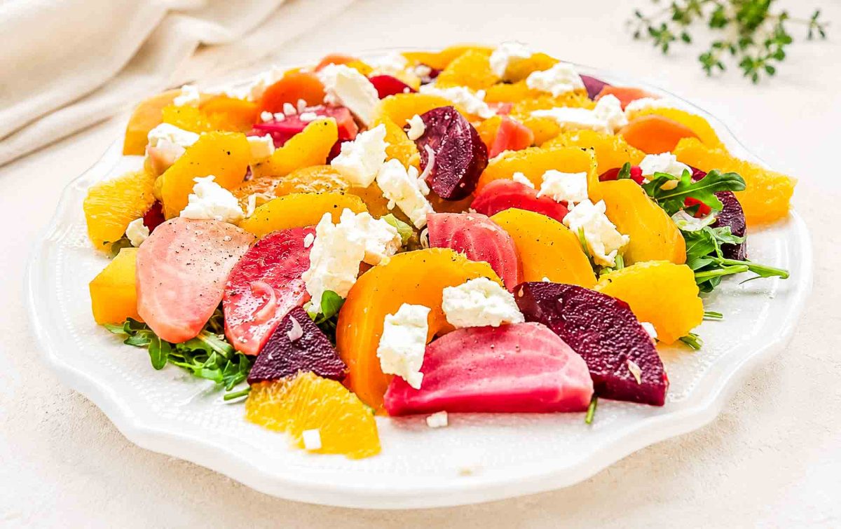 Bunter rote Bete Salat mit Orange und Feta