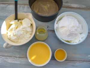 geschlagenes Eiweiß, Butter, Quark und Eierlikör