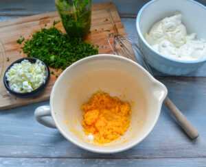 Eigelb mit Öl und Essig verrühren