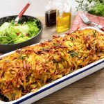 Omas saftiger Hackbraten aus dem Ofen mit Kartoffelkruste