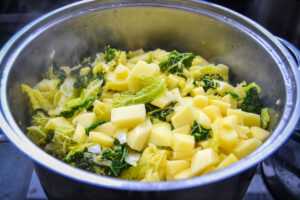 Wirsingeintopf und Mettwurst