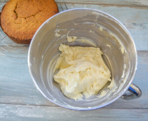 Frischkäsecreme mit Puderzucker und Vanille