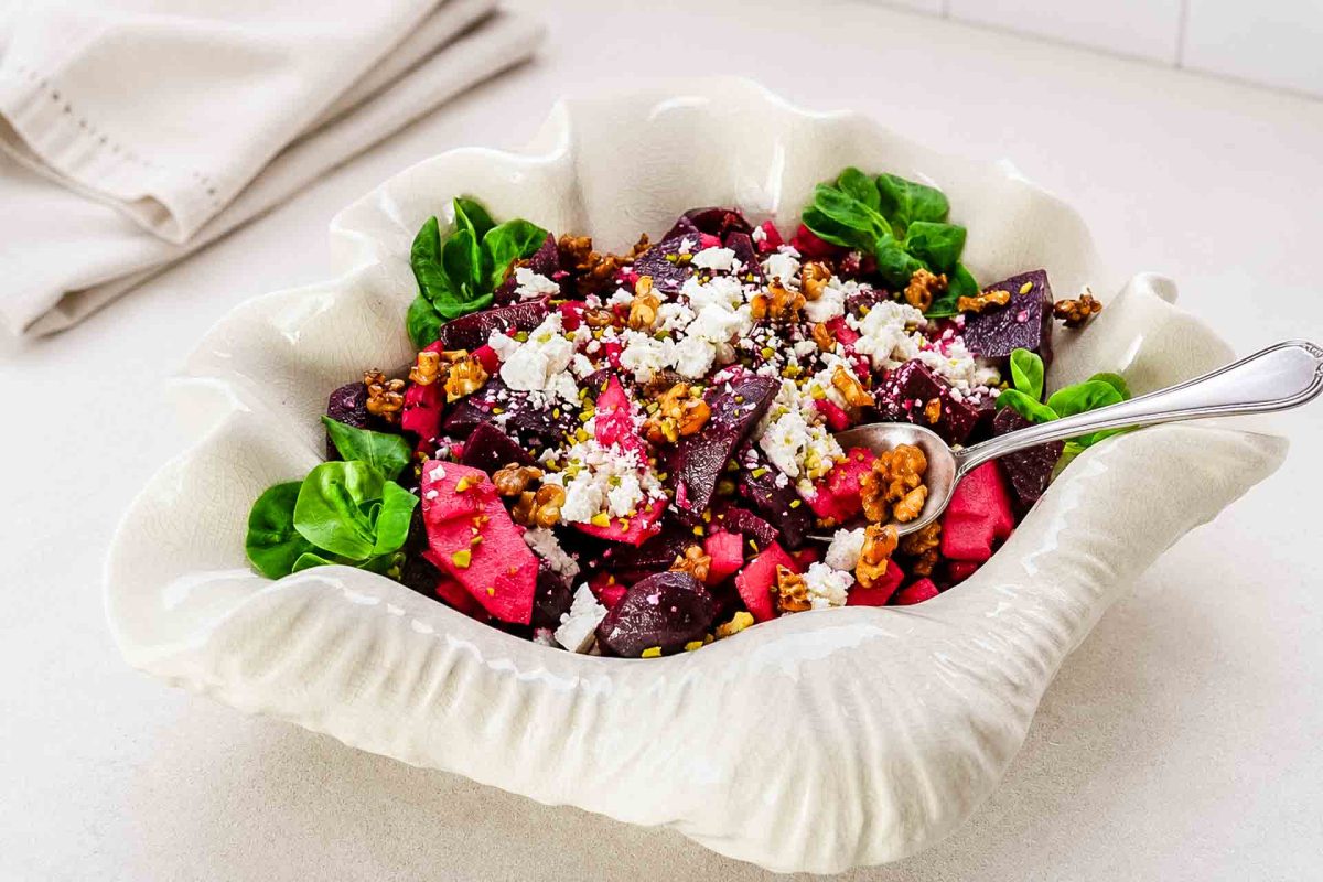Rote Bete Apfel Salat mit Feta und Walnüssen 