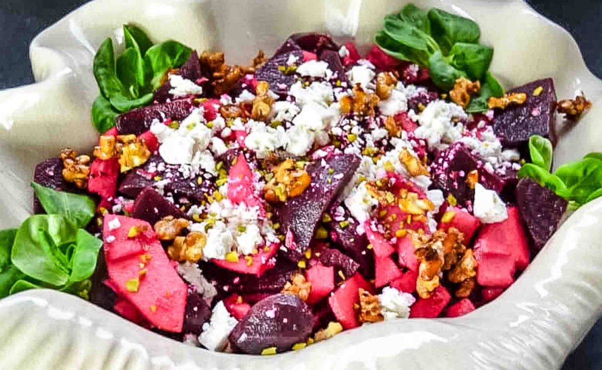 Rote Bete Apfel Salat mit Feta, Walnüssen & Feldsalat