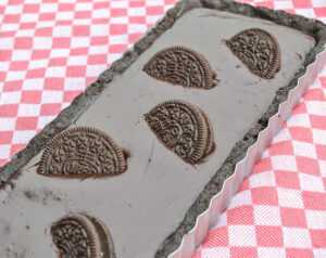 Schokoladenkuchen mit Keksen