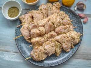 Schweinerücken in Zitronensaft marinieren