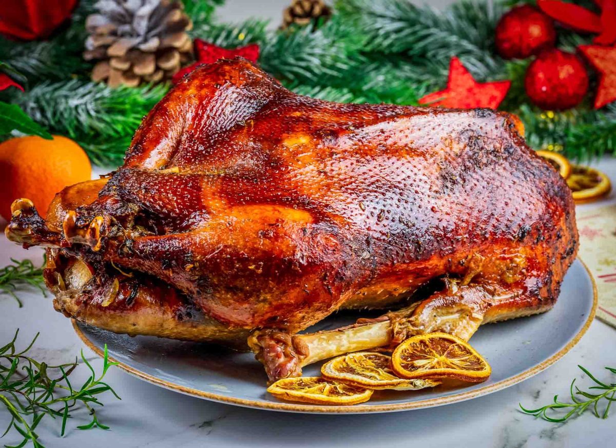 Weihnachtsgans gefüllt mit Äpfeln