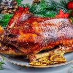 Weihnachtsgans gefüllt mit Äpfeln