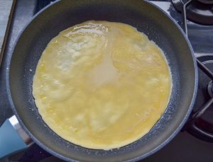 Pfannekuchenteig in einer Antihaft beschichteten Pfanne braten