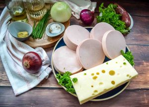 Wurst, Emmentaler, Zwiebeln, Essig und Öl
