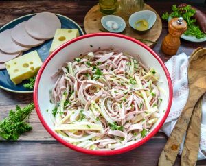Wurstsalat mit Käse