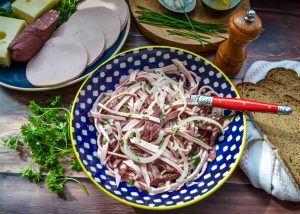 original schwäbischer Wurstsalat mit Lyoner, Schwarzwurst und Zwiebeln