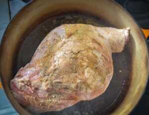 Spanferkel mit Salz und Pfeffer gewürzt