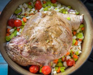 Spanferkel mit Möhren, Sellerie, Poree und Zwiebel anbraten