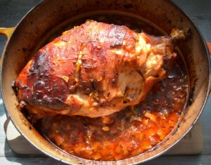 Spanferkelkeule im Ofen garen