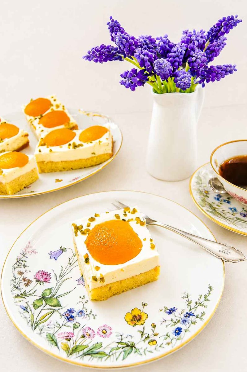 Omas Schmandkuchen vom Blech mit Aprikosen