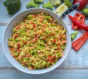Low Carb Salat mit Brokkoli, Apfel und Walnüssen