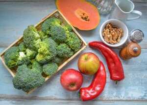 Zutaten Brokkolisalat, Apfel, Nüsse, Paprika, Papaya Essig, Öl