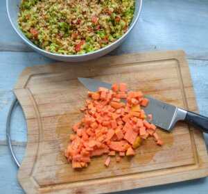 Papaya kleinschneiden für Brokkoli-Salat