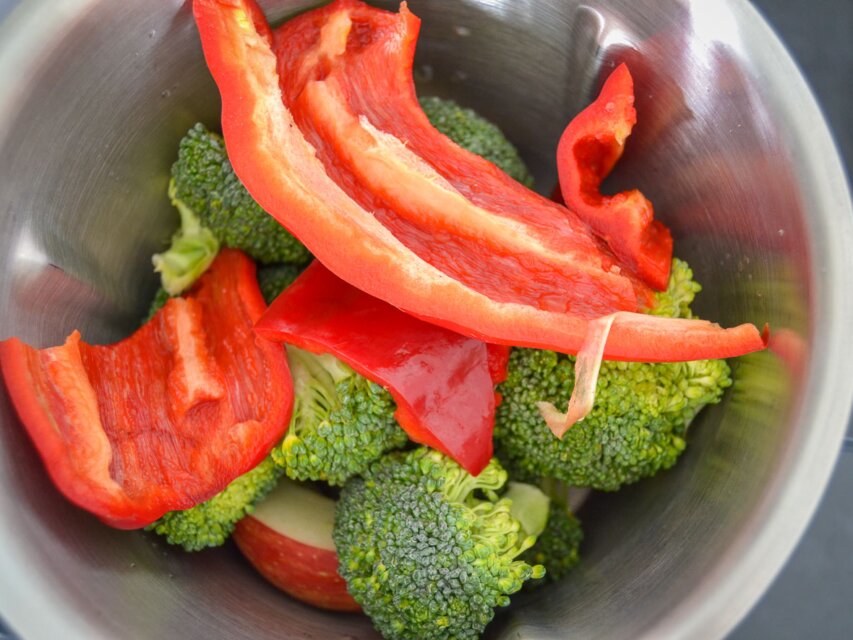 Brokkolisalat roh mit Apfel und Nüssen - Kochen aus Liebe
